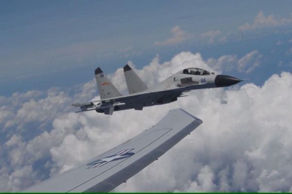 Savaş uçağından tehlikeli yakınlaşma! İki ülke arasındaki gerilim böyle görüntülendi