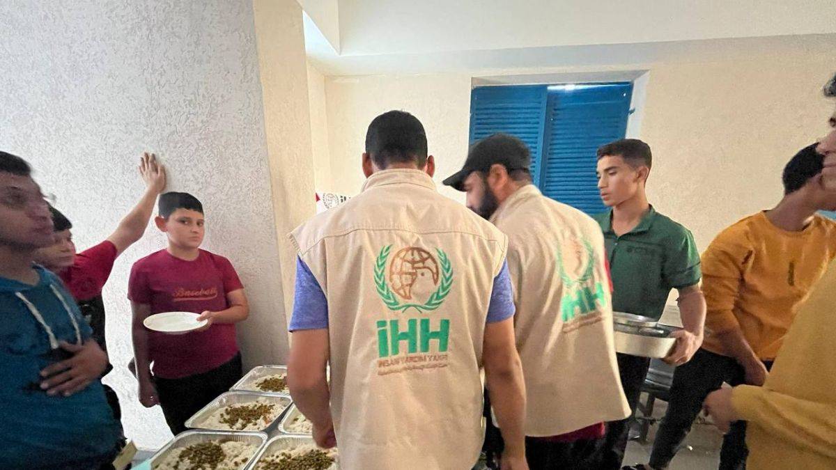 İHH, Gazze’de sıcak yemek dağıtımlarına devam ediyor
