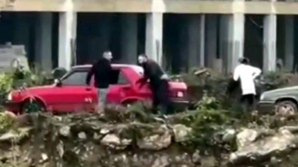 Eşiyle birlikte yakaladığı adamı öldürürken görüntülendi