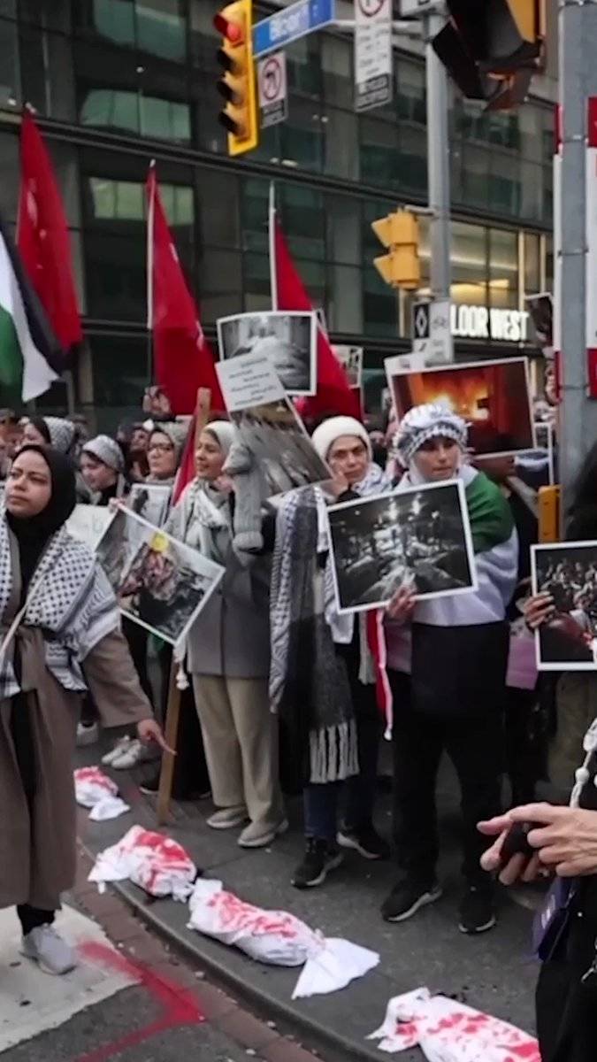 İsrail'in Gazze'ye saldırıları, temsili ölü bebeklerle protesto edildi