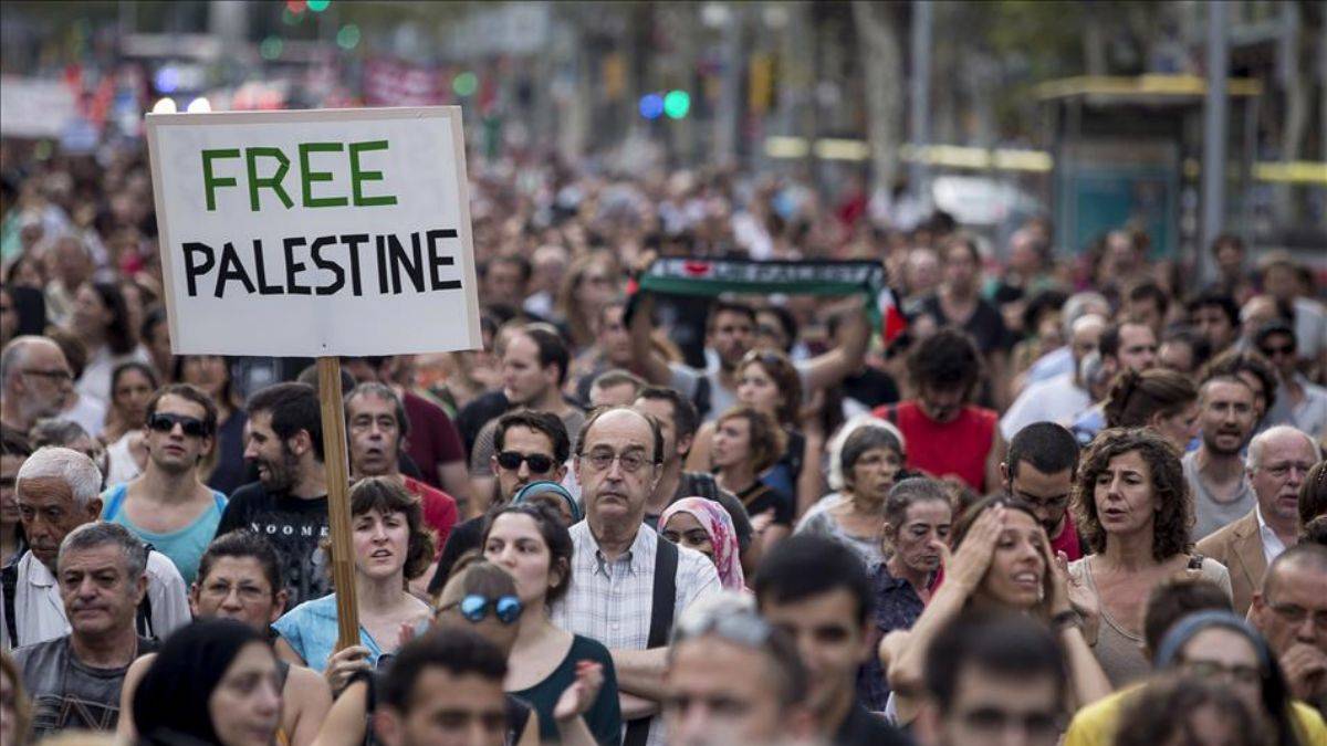 Barcelona'da binlerce kişi Filistin'e destek için yürüdü