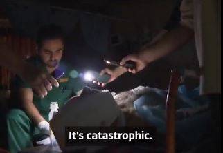 Gazze'de doktorlar telefon ışığında ameliyat yapıyor…