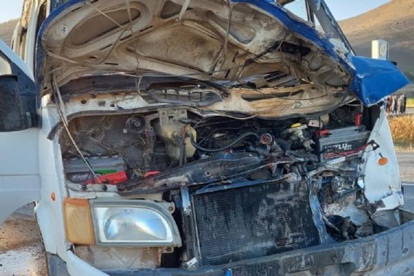 İşçi taşıyan minibüs yakıt tankerine çarptı: 15 yaralı