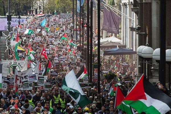 İngiltere'de İsrail saldırısı altındaki Filistin'in bayrağını taşıyan kadına saldırı