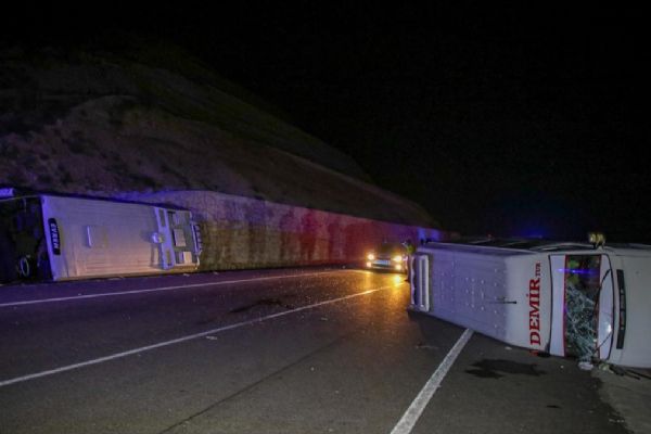 Midibüs ile minibüs çarpıştı! 28 kişi yaralandı