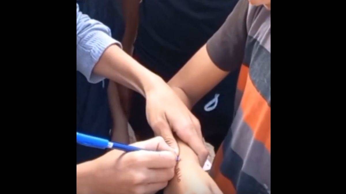 Ölürlerse cesedini bulmak için isimlerini yazıyorlar