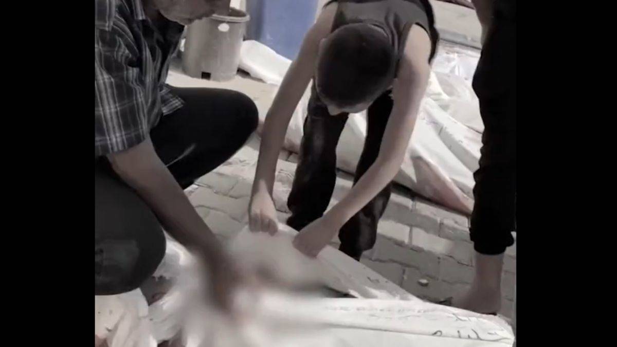 Gazzeli çocuk ailesinden öldürülen cenazeleri aradı