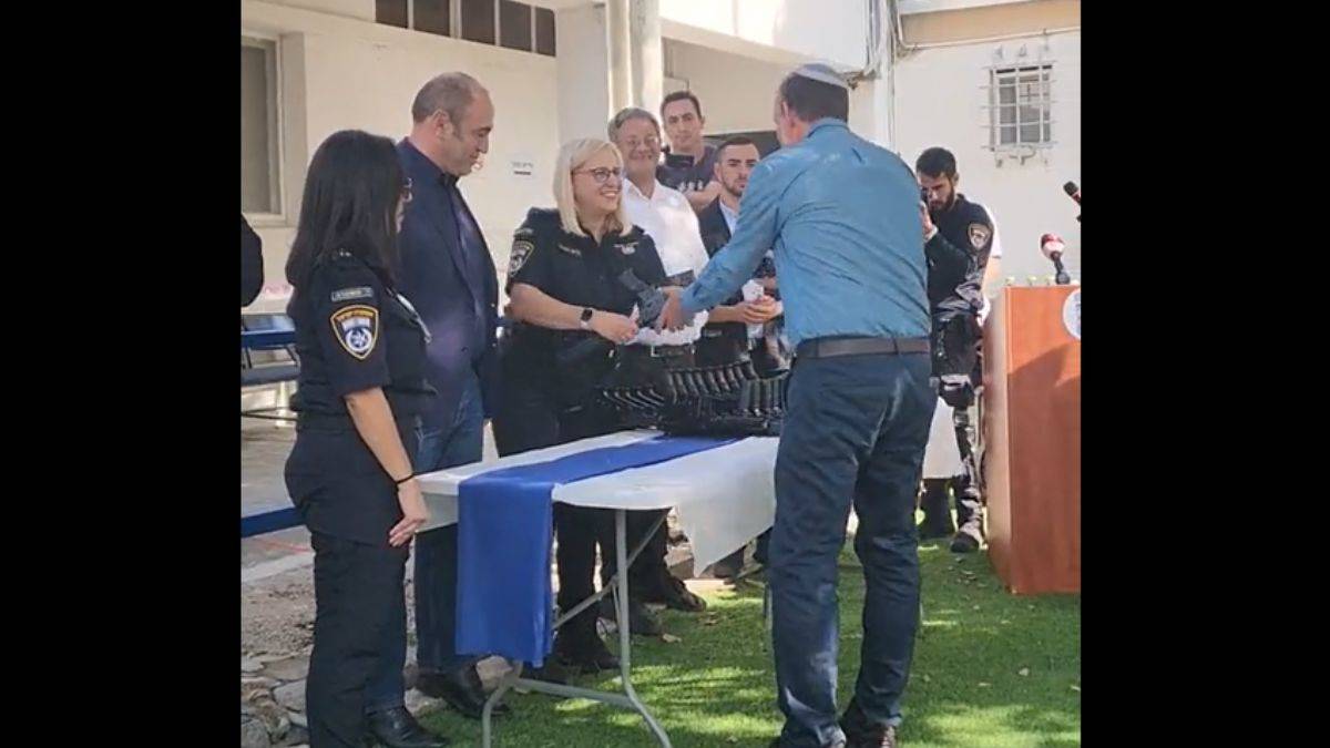 Ben-Gvir Yahudilere silah dağıtıyor