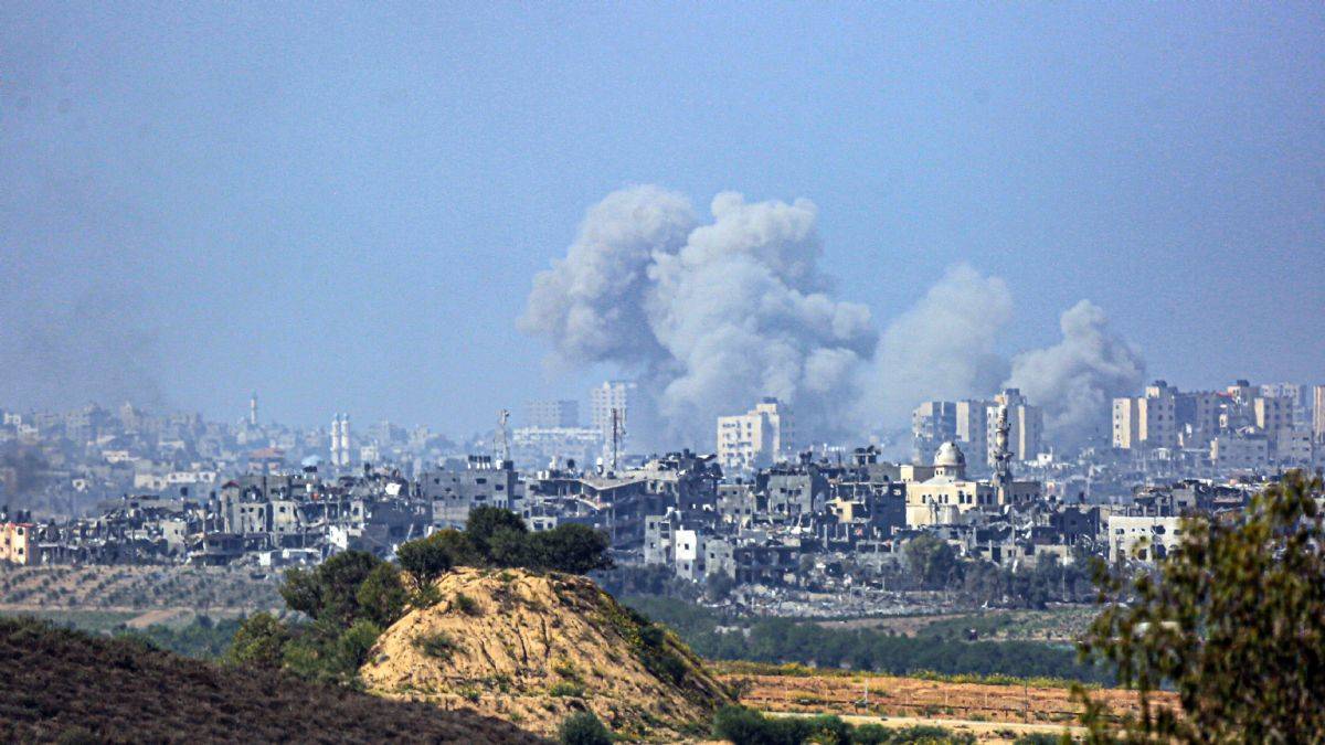 İsrail, Gazze'ye yoğun bombardıman başlattı