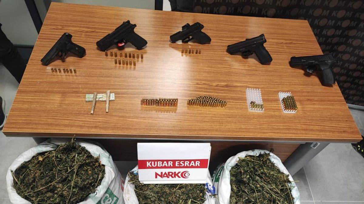 Uyuşturucu ile mücadelede plaket verilen kişinin evinden 33 kilo uyuşturucu çıktı