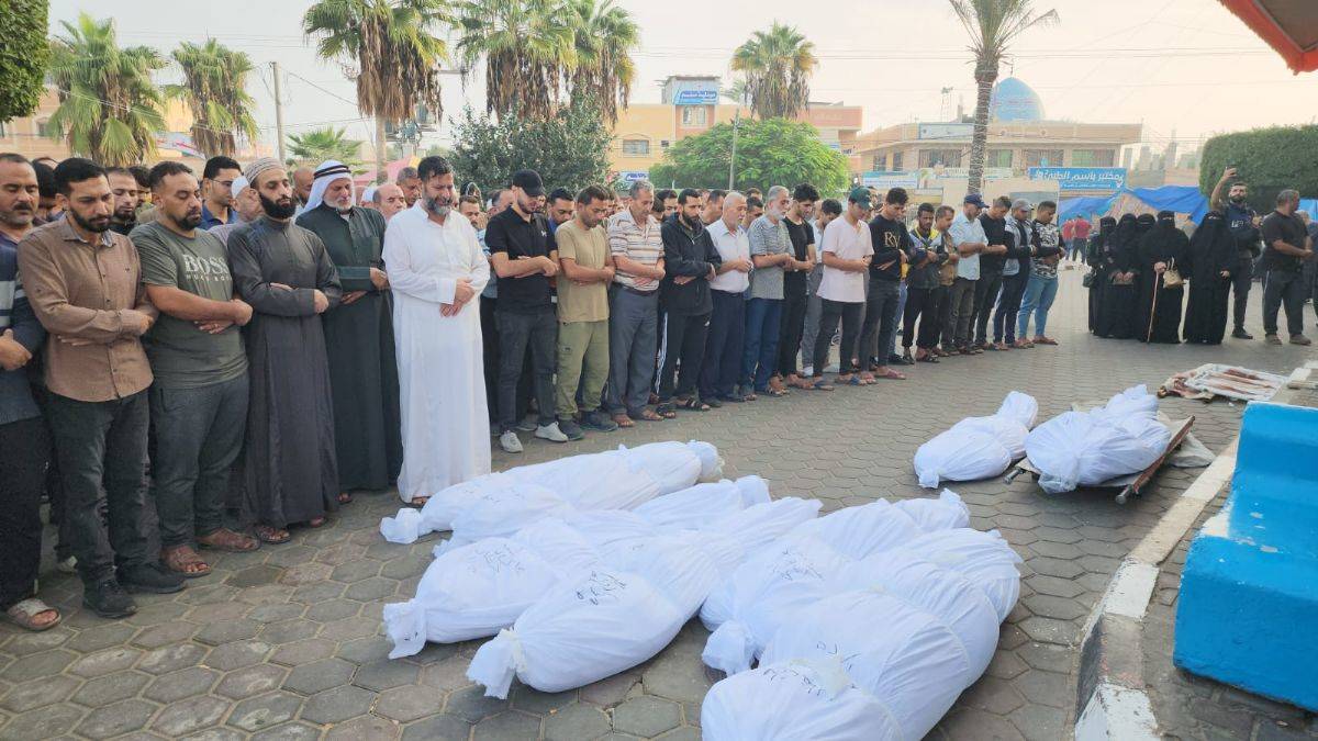 Gazze sokaklarında toplu cenaze namazları