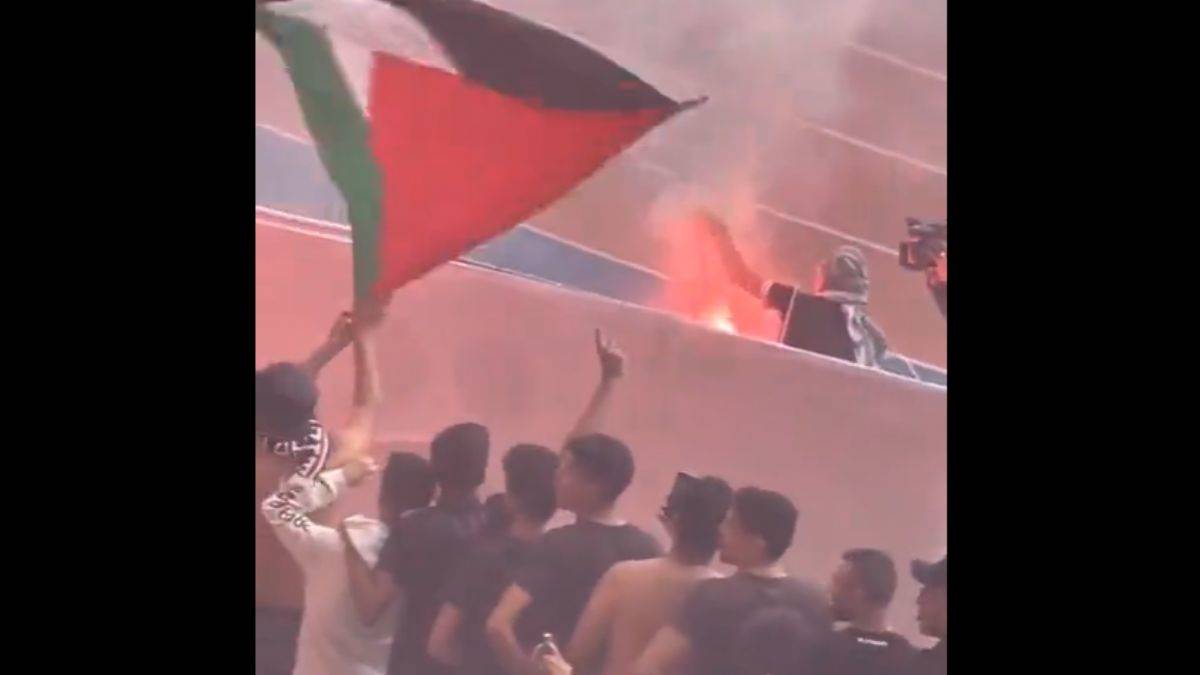 İspanyollar tribünde İsrail bayrağı yaktı