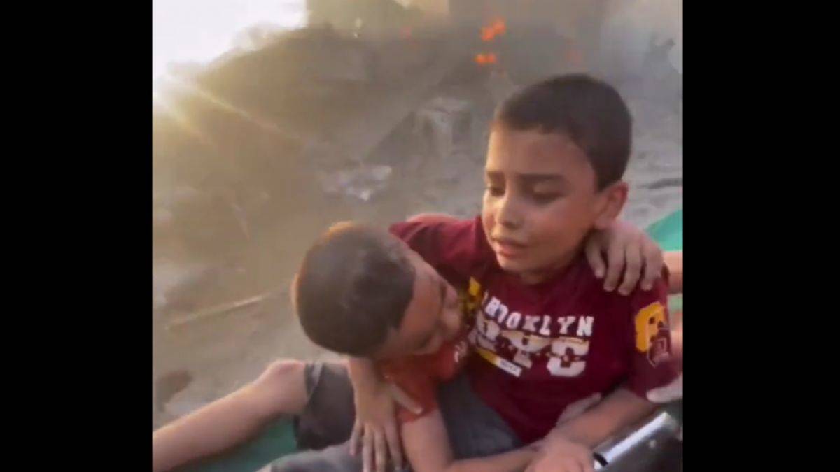 Gazze'de bir sedyede iki çocuk