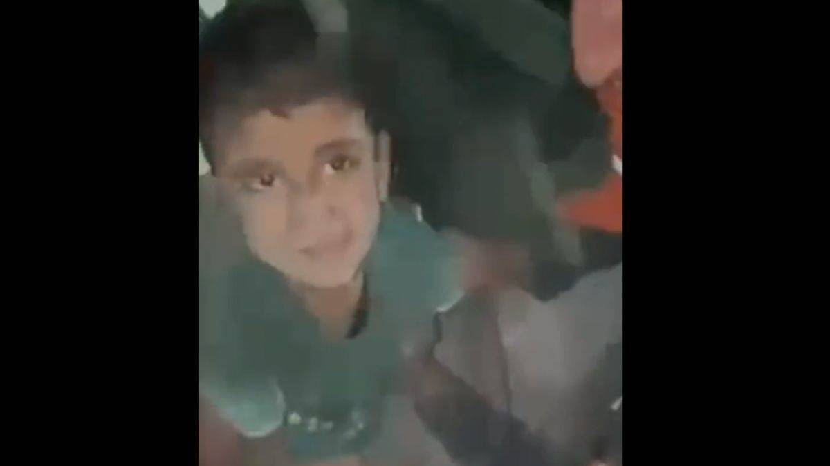 İsrail'in bombaladığı binanın enkazından Gazzeli çocuk sağ çıkartıldı