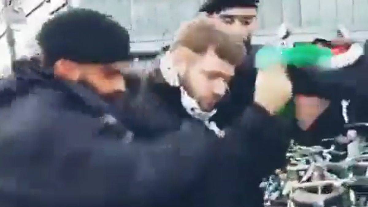 Bir otobüs dolusu polis, Filistin destekçisi genci darp ederek gözaltına aldı