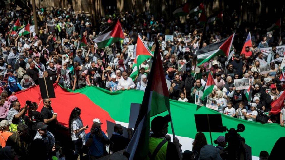 Onlar İsrail'in yanında, halk Filistin'i destekliyor