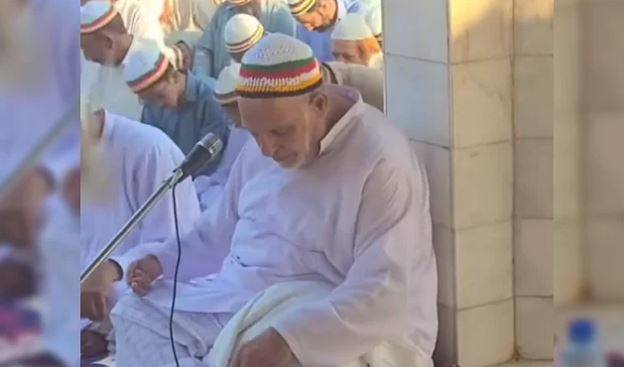 Pakistan'daki bir tarikatın toplu zikir çektiği görüntüler sosyal medyada viral oldu