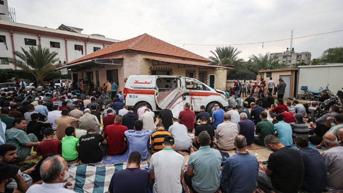 Gazze'de hastane önünde cuma namazı