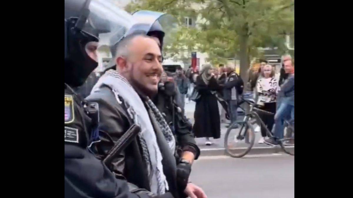 Gözaltılar sırasında gülümsediler