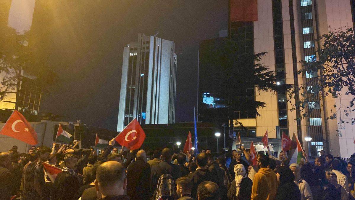 İstanbul'da İsrail konsolosluğu önünde protesto gösterisi