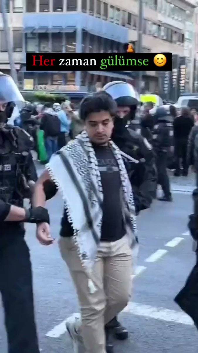 Avrupa'da Filistin destekçileri gözaltında gülerken girenişlerini sürdürüyor