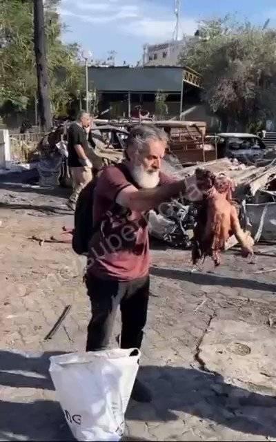 Parçalanmış bir cesedi tutuyor! İsrail masum sivilleri öldürmeye devam ediyor