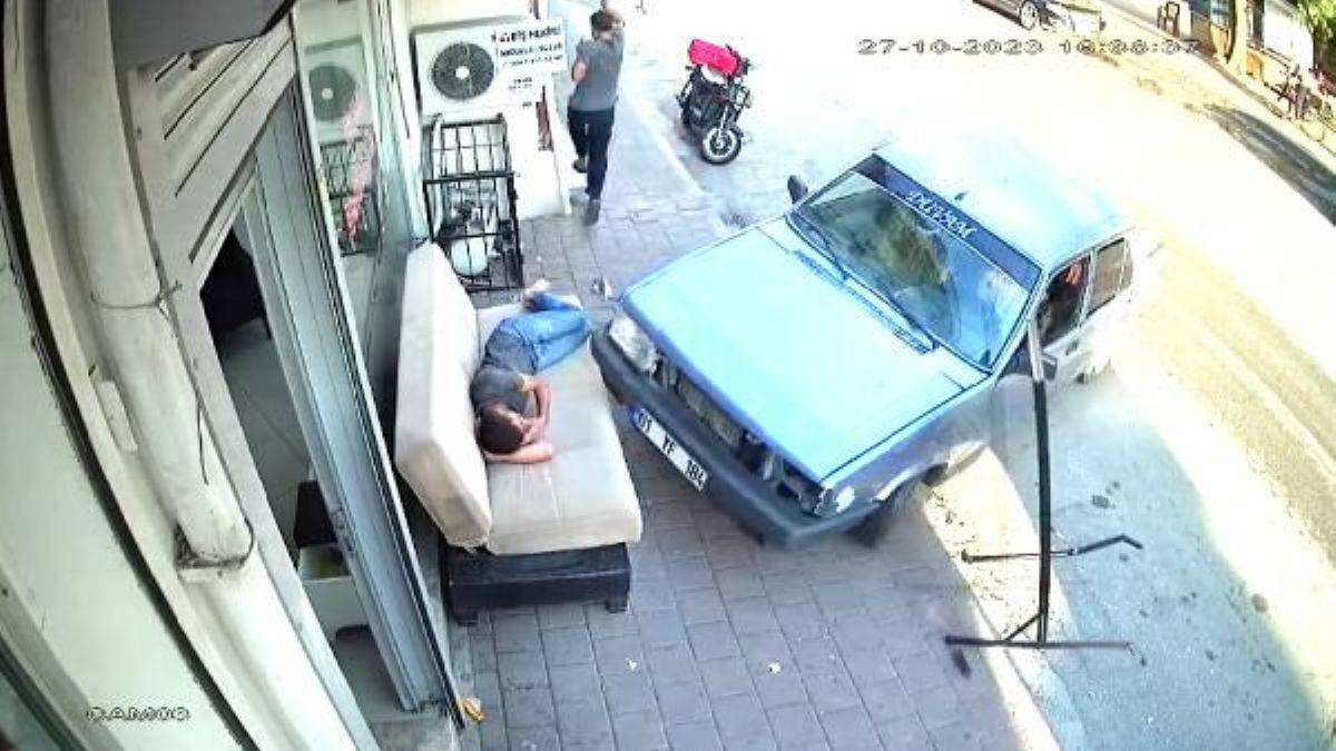 Esnafın üzerinde uyuduğu kanepeye çarptı