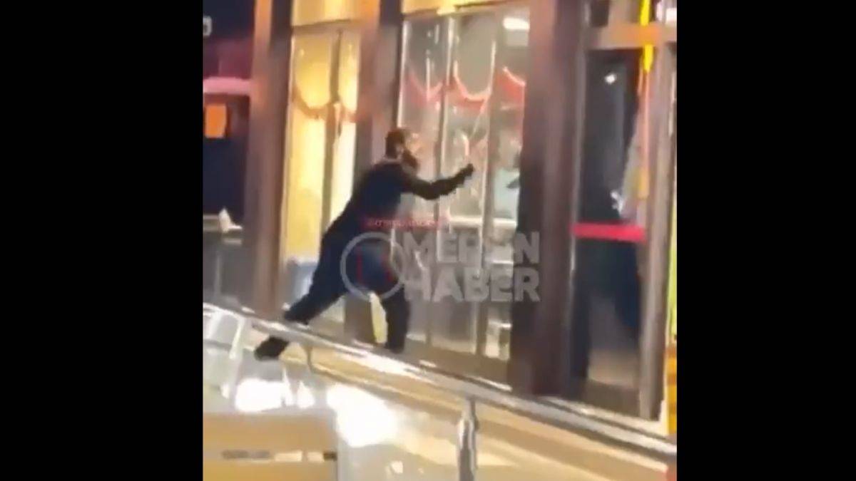 Mersin'de 'İsrail öfkesi': McDonalds'ın camlarını indirdi