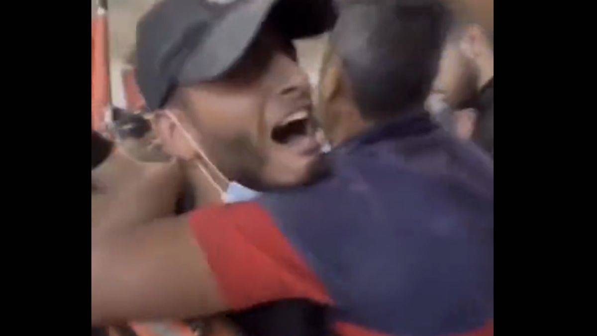 Gazze'de enkazdan çocuk cesedi çıkardıktan sonra düşüp bayıldı