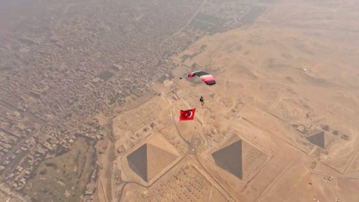 100. yılda bir ilk: Mısır Piramitleri üzerinde Türk bayrağı