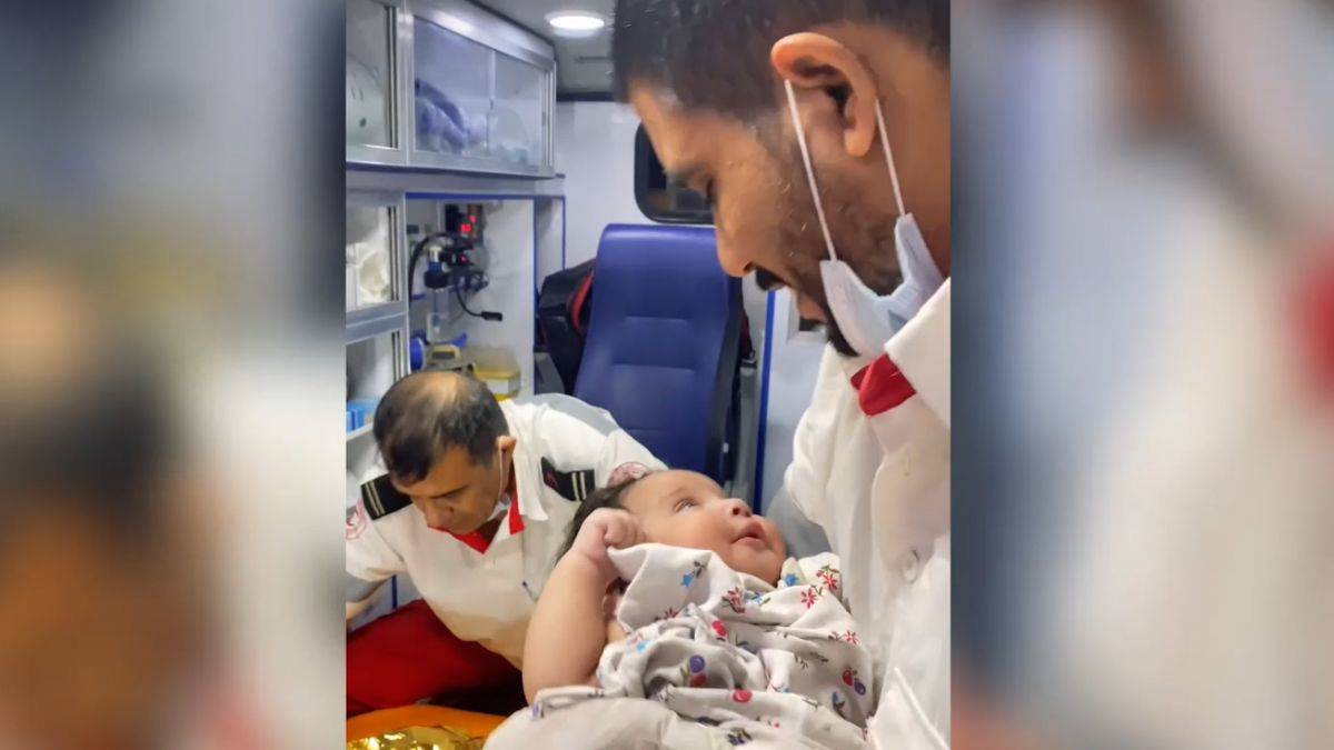 Yaralı bebeği önce güldürdü sonra gözyaşlarına boğuldu