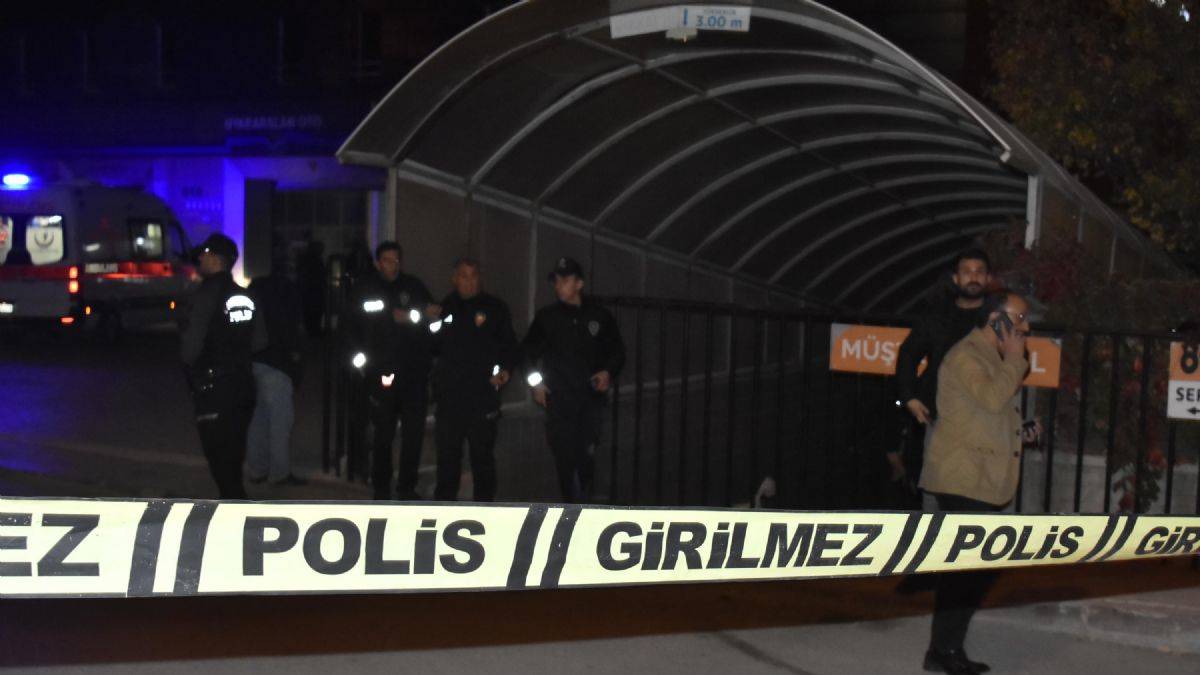 Polisin tabancasını almak isterken bacağından vuruldu