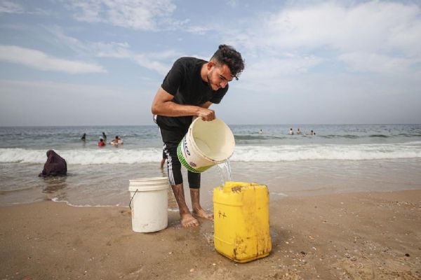 İçme suyu kalmayan Gazzeliler deniz suyu tüketmek zorunda kalıyor