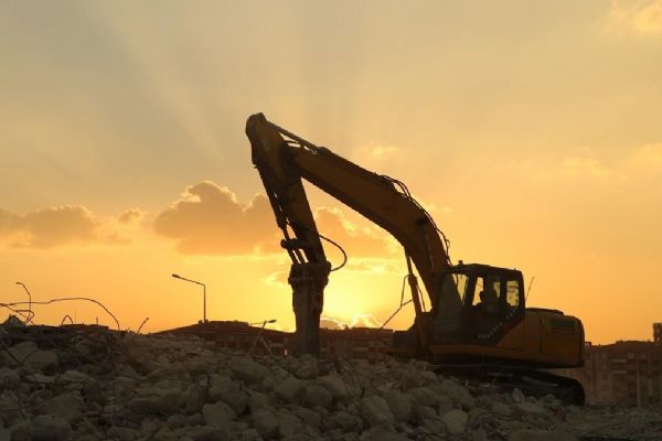 Depremin vurduğu Malatya'da ''hayalet binalar'' aralıksız yıkılıyor