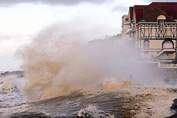 Fransa'dan fırtına uyarısı: Evlerinizden çıkmayın