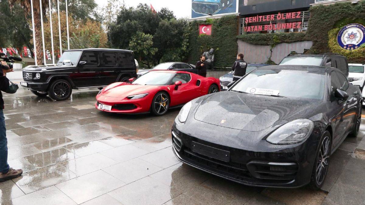 Polat çiftine ait araçlar sergilendi