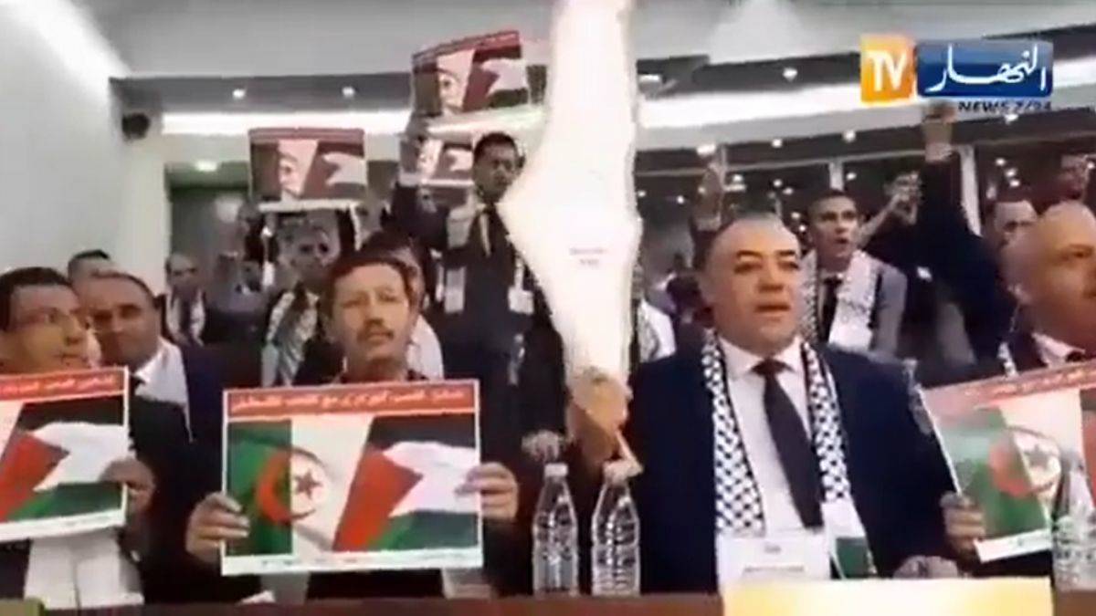 Cezayir'de İsrail'e karşı savaş yetkisi