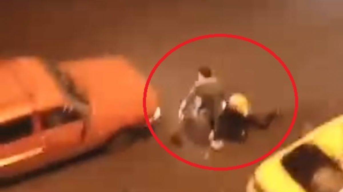 Sokakta saçından tutup sürüklediği kadını darbetti