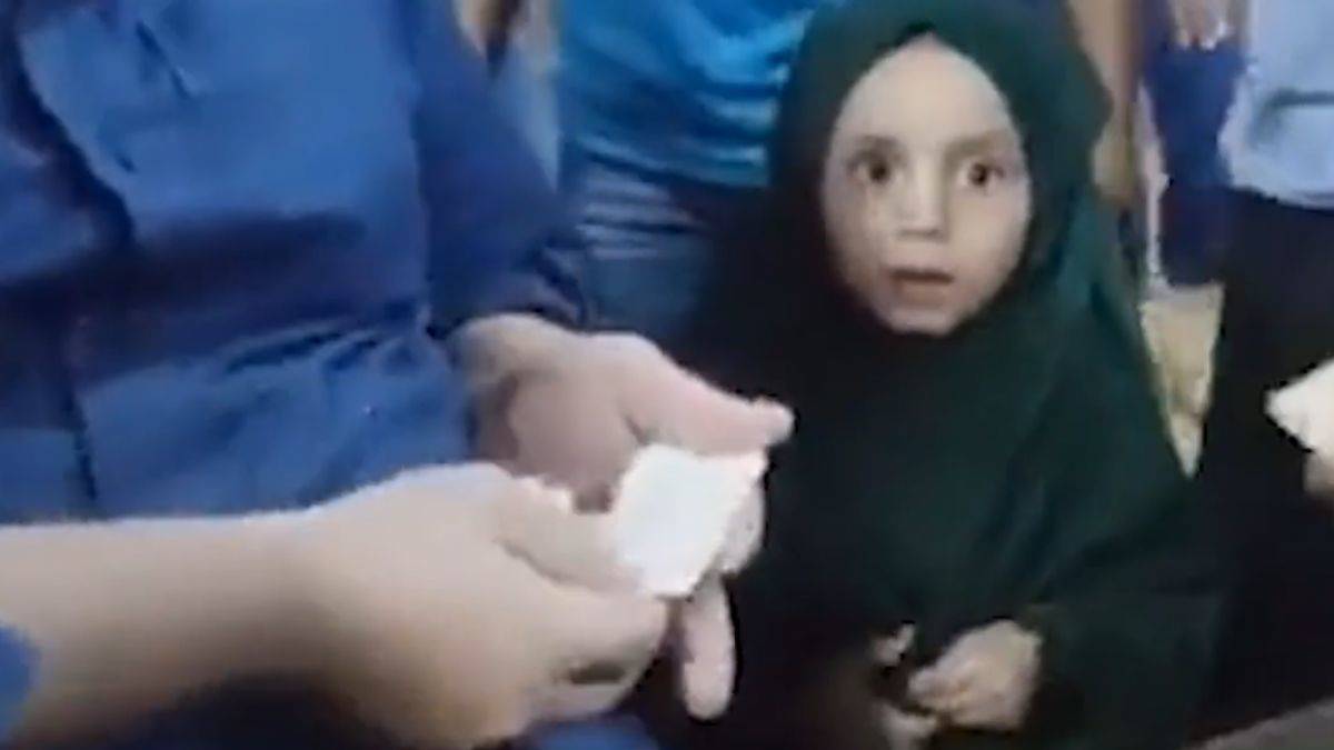 Minik kız küpelerini Gazze için bağışladı