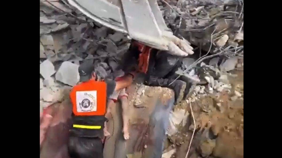 İsrail'in Gazze'de öldürdüğü çocukların enkazdan çıkarıldığı anlar