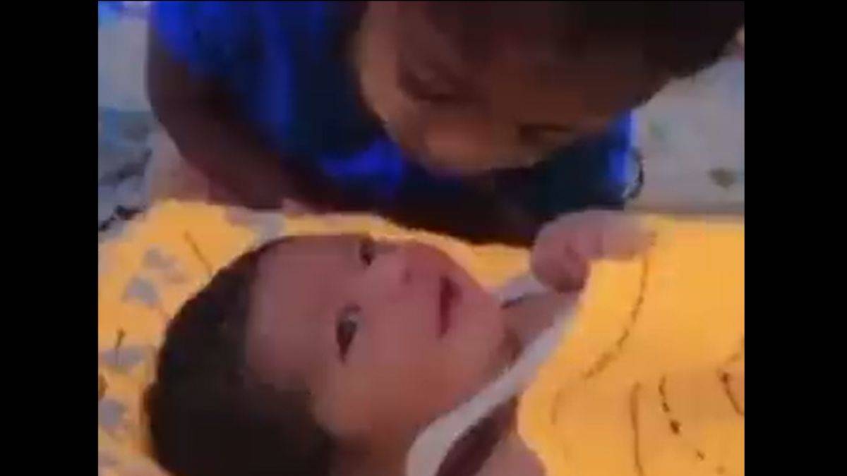 Kur'an ile gülümseyen bebek