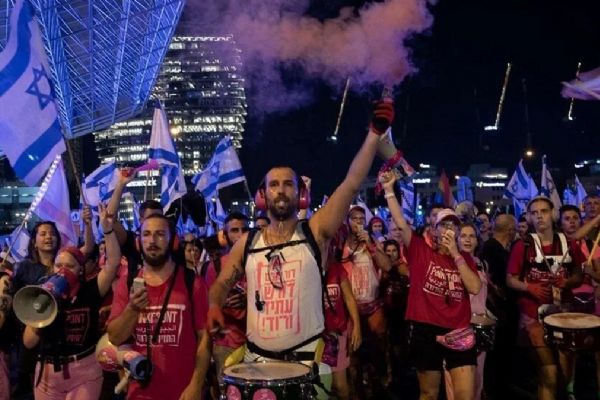 Netanyahu'ya ''istifa'' çağrısı: Konutuna yürüyen İsrailli göstericilere polis müdahalesi