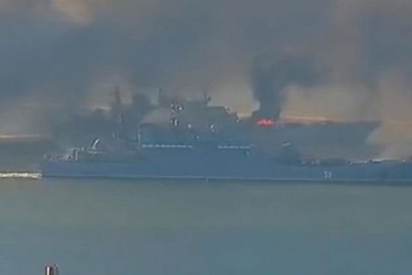 Ukrayna, Rusya'ya ait füze fırlatma gemisini vurdu