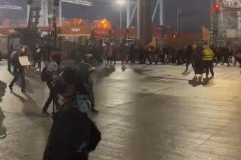 Filistin yanlısı protestocular İsrail'e silah taşıyan bir ABD gemisinin yanaştığı Limanı'nı bastı