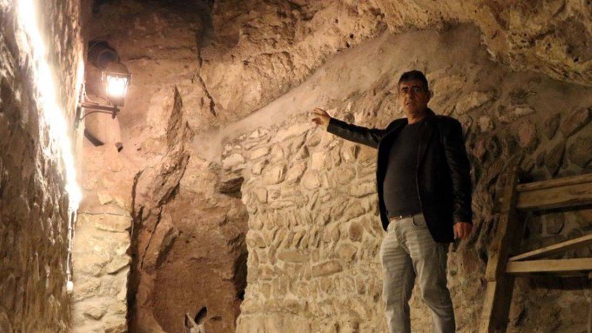 Evinin altındaki 2 bin yıllık yer altı şehrini gün yüzüne çıkardı
