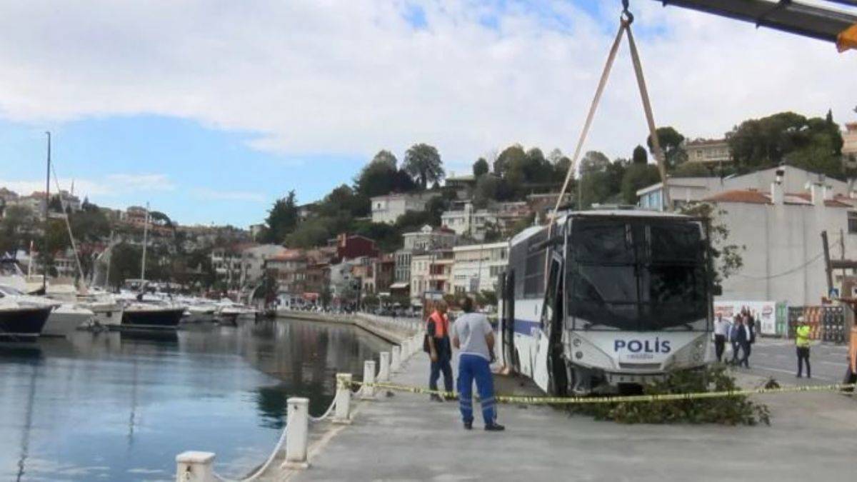 İstanbul'da polisleri taşıyan otobüs denize düşme tehlikesi atlattı