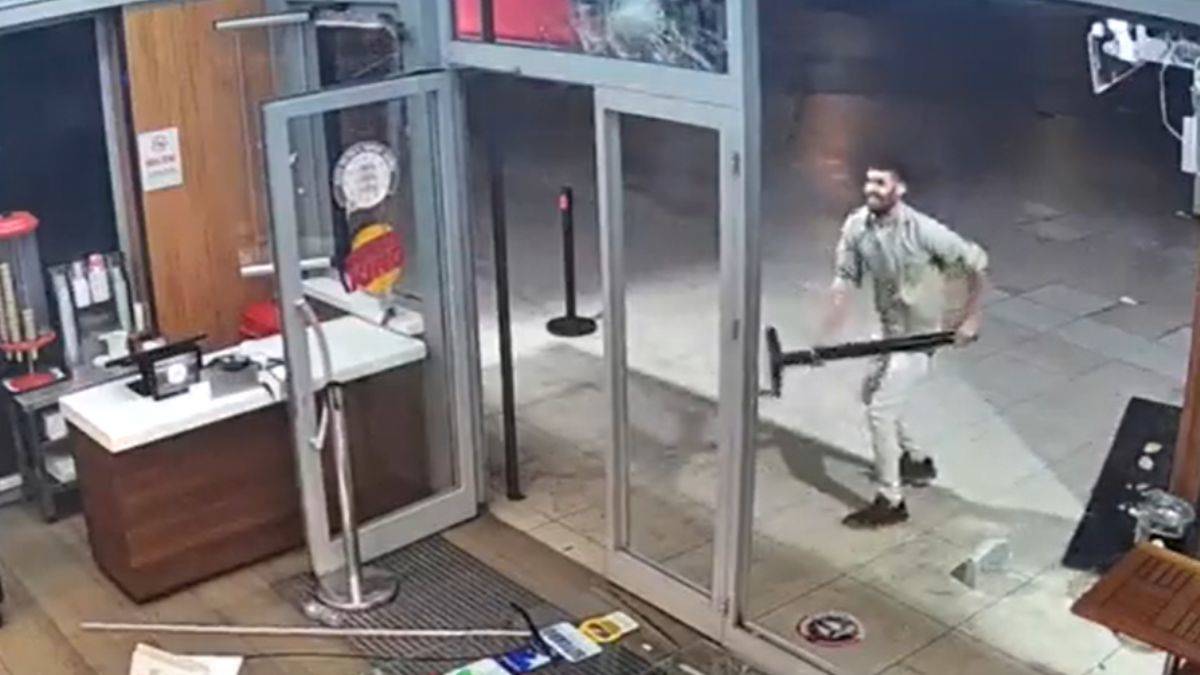 Esenyurt'ta İsrail'e tepki; Burger King'in camlarını indirdi