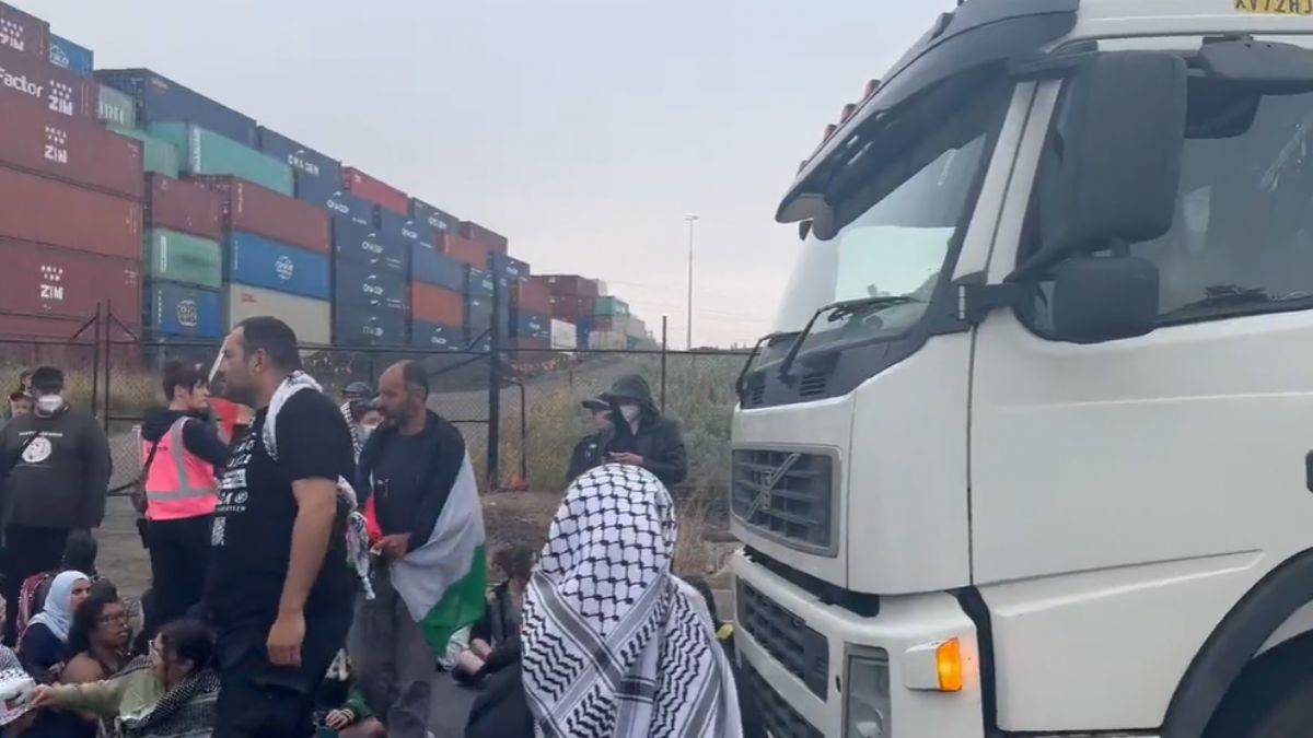 Filistin için İsrail tırlarının yolunu kestiler