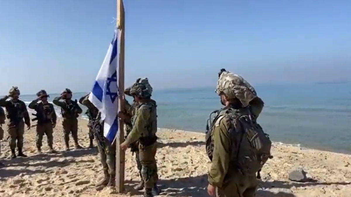 İsrail'den 'acil servis zafer'; kıyı boşluğuna işgal bayrağı diktiler