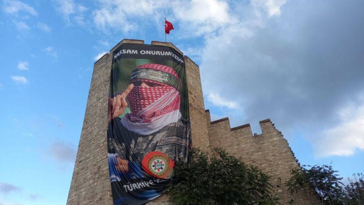 İstanbul surlarında 'Ebu Ubeyde' pankartı